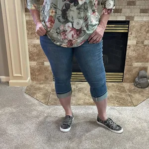 Judy Blue Mid-Rise Cuffed Capri