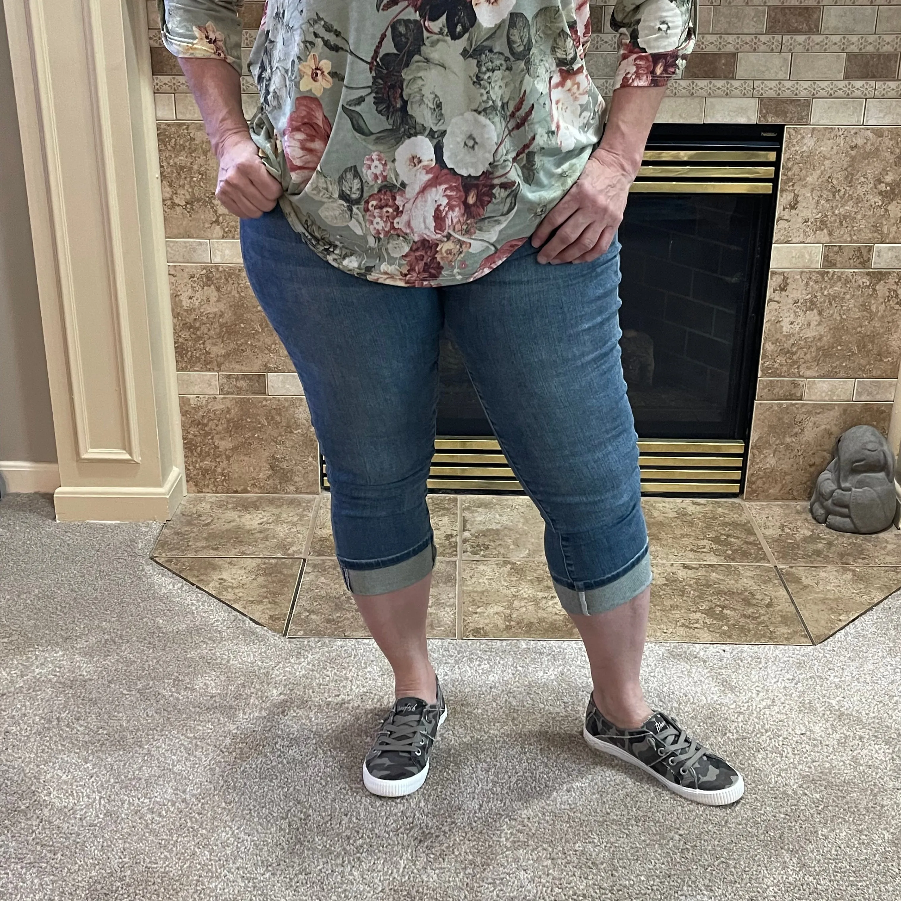 Judy Blue Mid-Rise Cuffed Capri